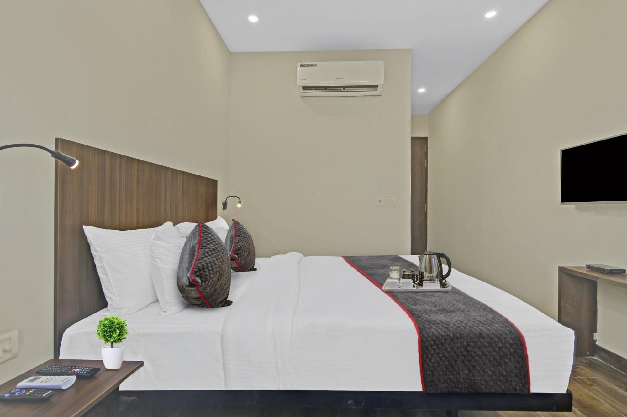 Townhouse Golden Frame Hotel กาเซียบัด ภายนอก รูปภาพ