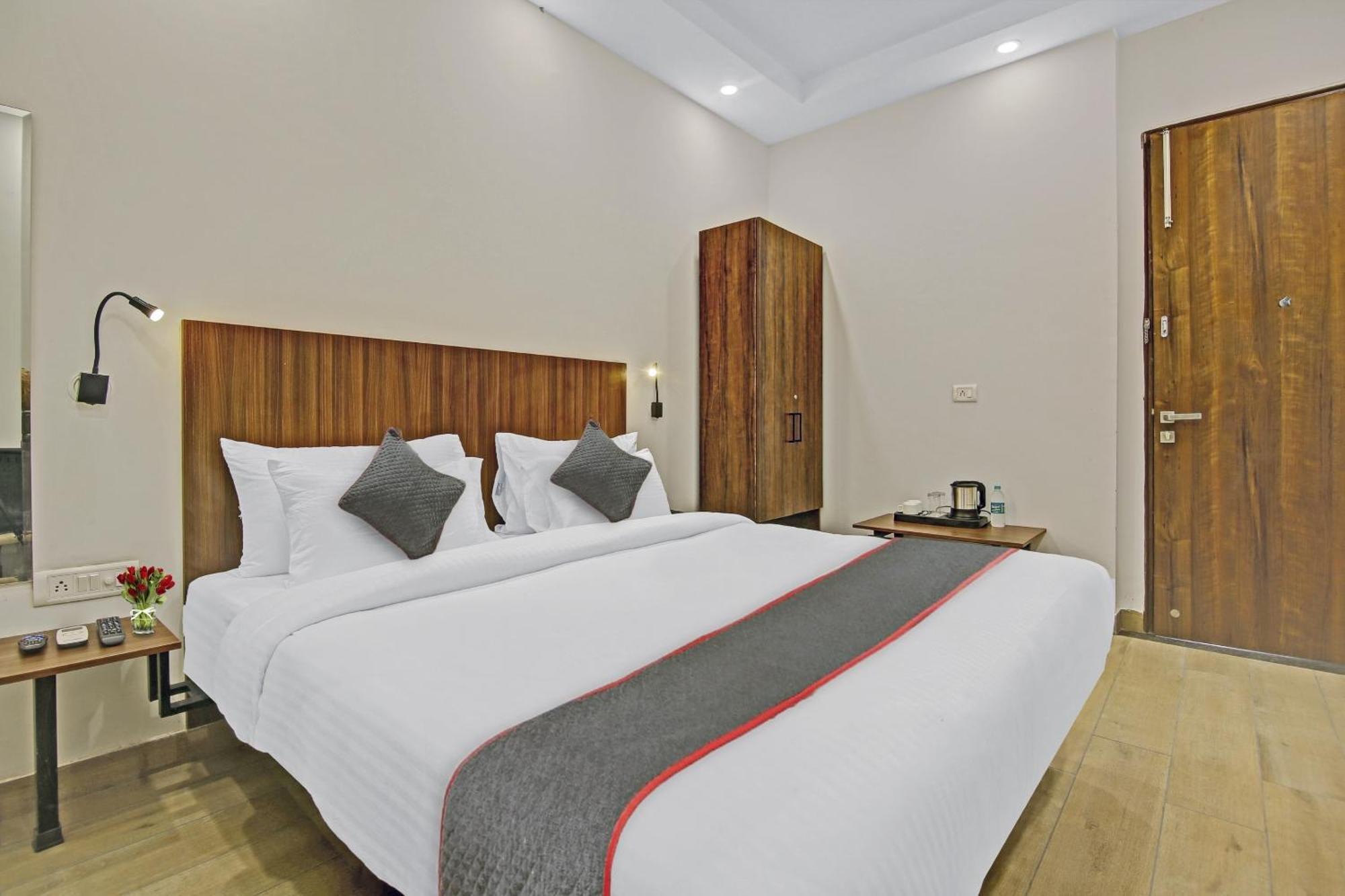 Townhouse Golden Frame Hotel กาเซียบัด ภายนอก รูปภาพ