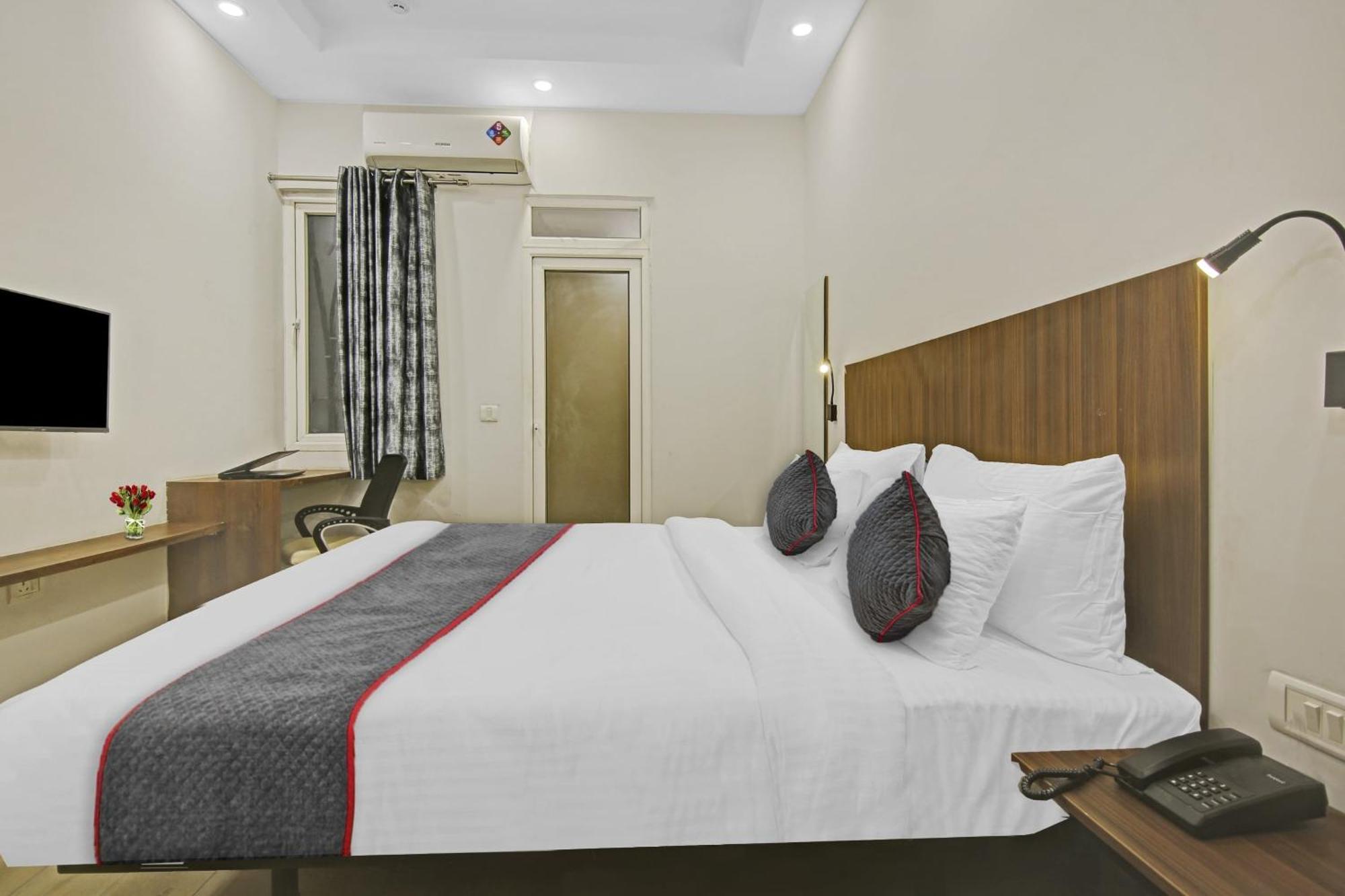 Townhouse Golden Frame Hotel กาเซียบัด ภายนอก รูปภาพ