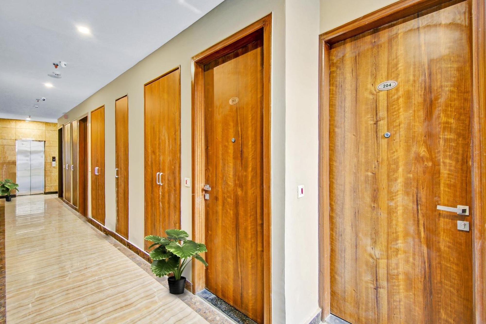 Townhouse Golden Frame Hotel กาเซียบัด ภายนอก รูปภาพ