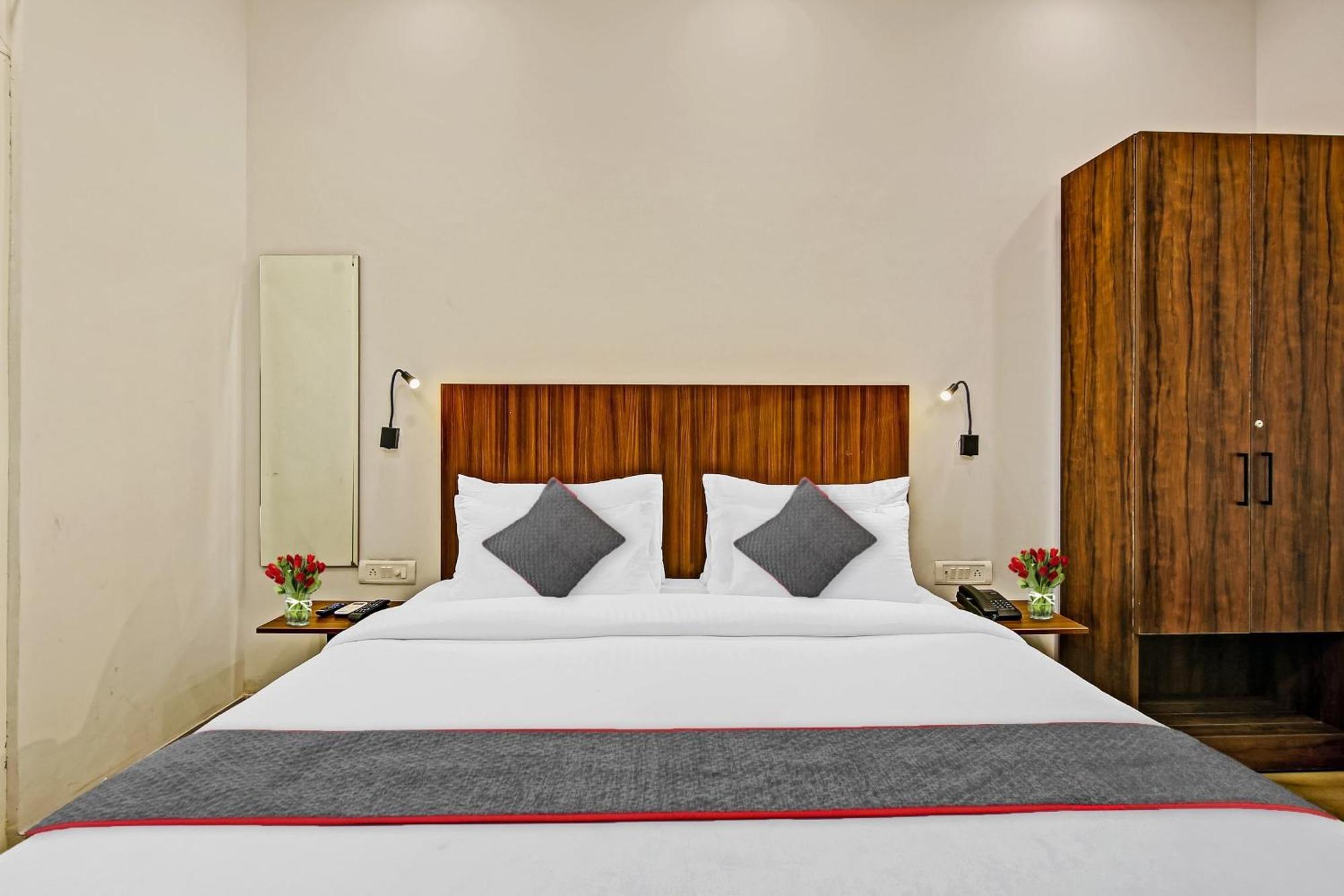 Townhouse Golden Frame Hotel กาเซียบัด ภายนอก รูปภาพ