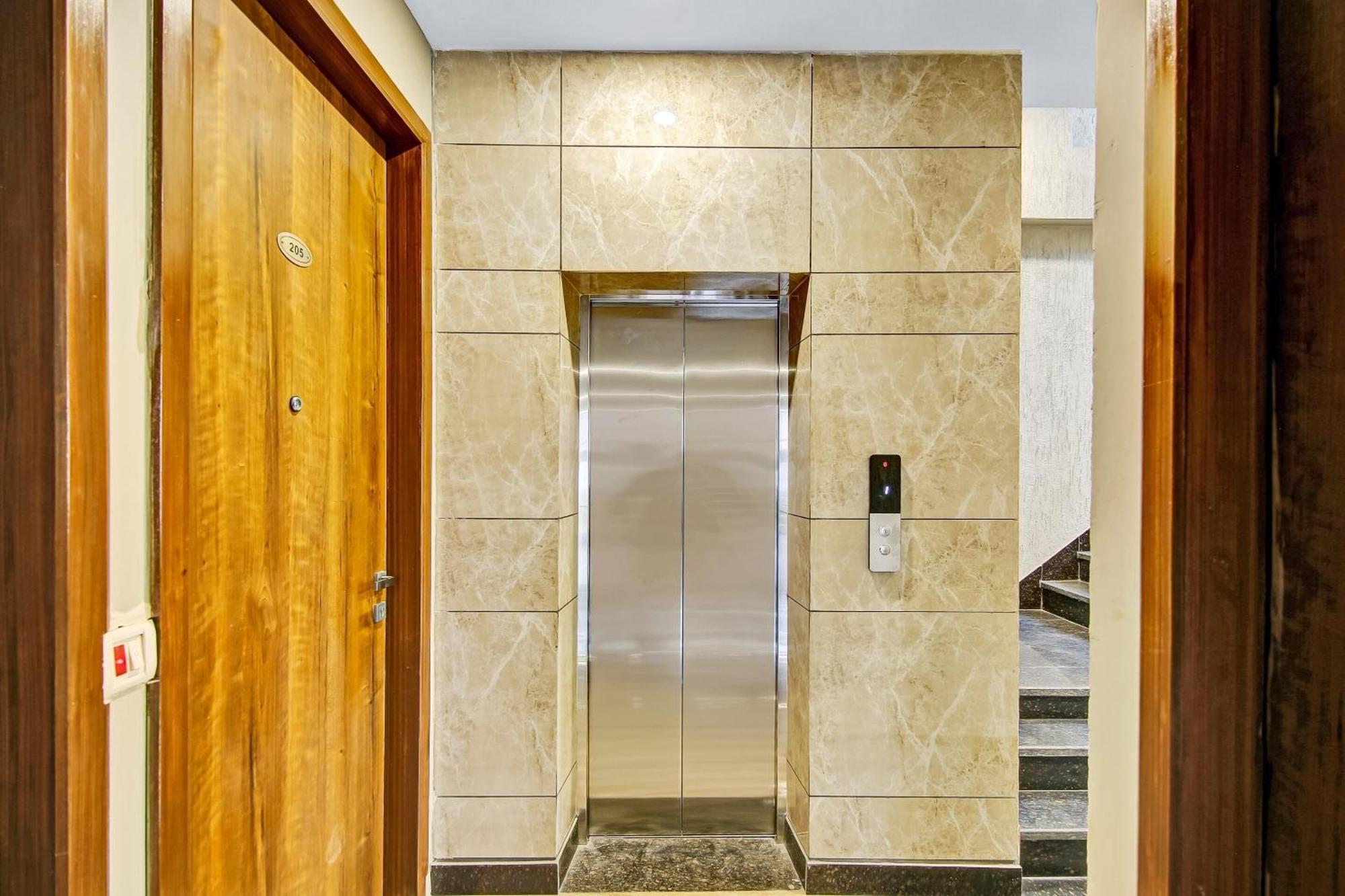 Townhouse Golden Frame Hotel กาเซียบัด ภายนอก รูปภาพ