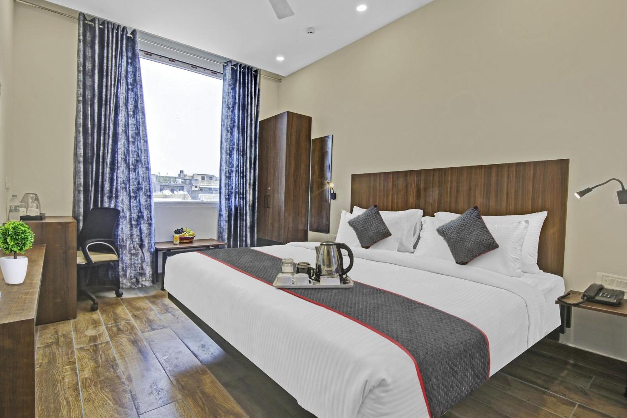 Townhouse Golden Frame Hotel กาเซียบัด ภายนอก รูปภาพ