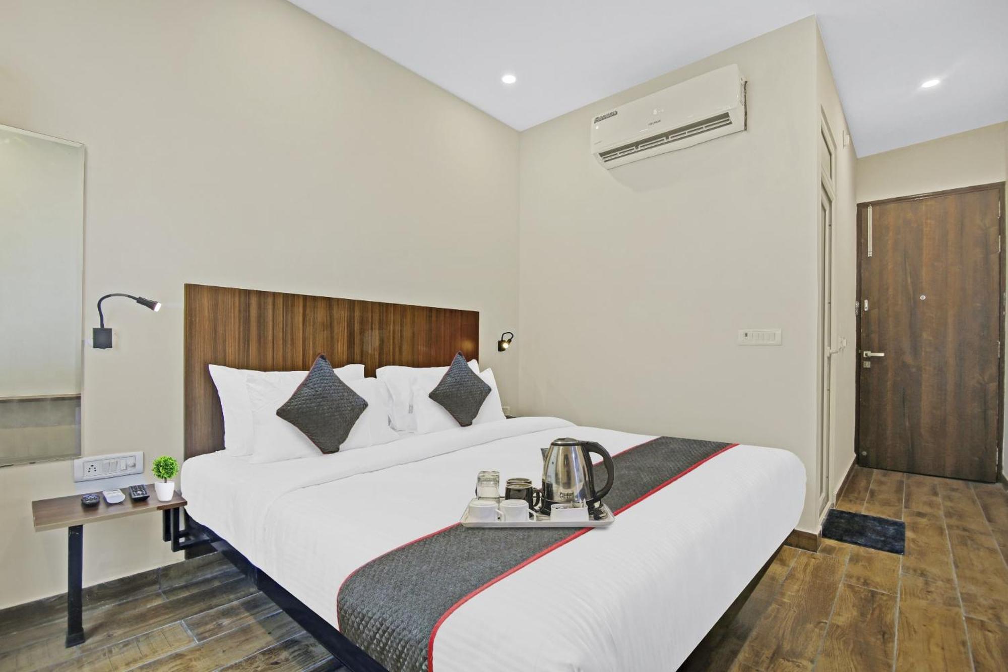 Townhouse Golden Frame Hotel กาเซียบัด ภายนอก รูปภาพ