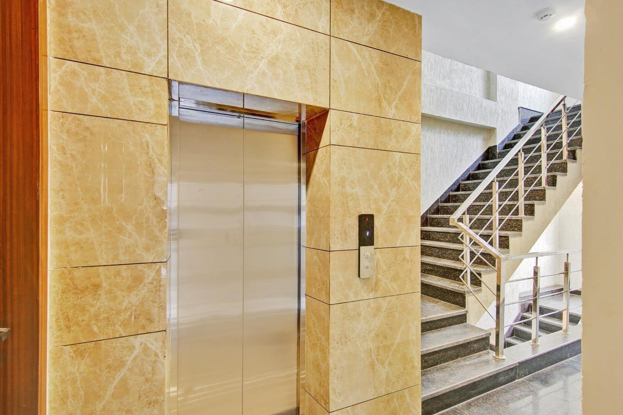 Townhouse Golden Frame Hotel กาเซียบัด ภายนอก รูปภาพ